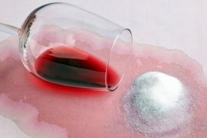 Чем вывести красное вино