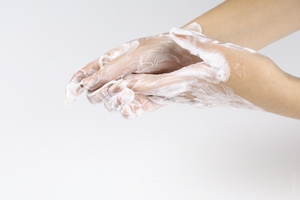 Как отмыть монтажную пену от рук